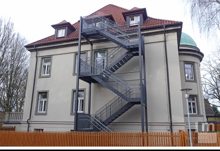 Andre Mispagel Projekt Referenz Öffentliches Bauen Villa Mercedes Burgdorf Sanierung Fassade + Anbau Fluchttreppe