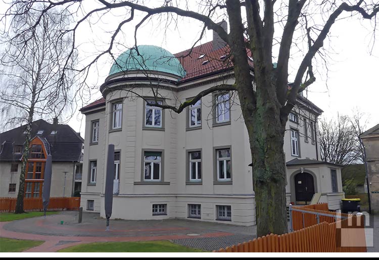 Andre Mispagel Projekt Referenz Öffentliches Bauen Villa Mercedes Burgdorf Sanierung Fassade + Anbau Fluchttreppe